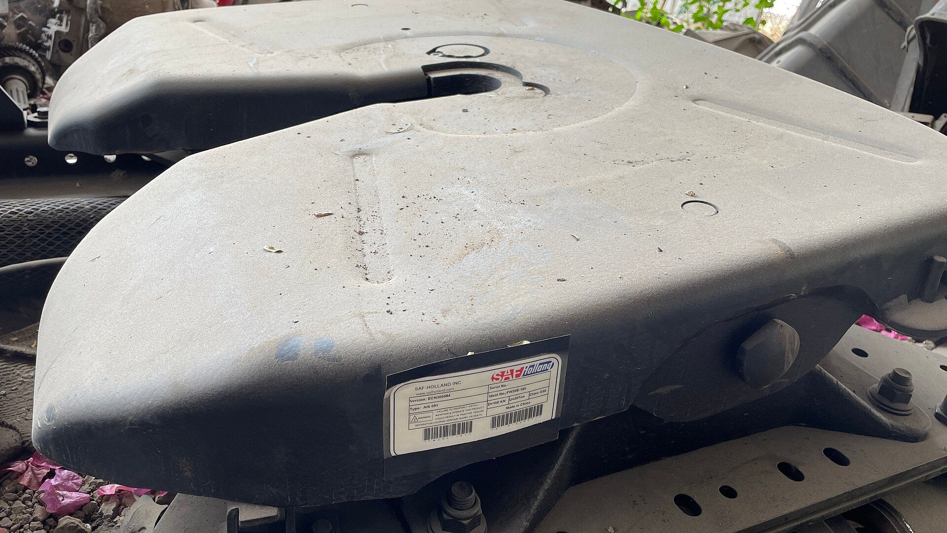 Fifth wheel coupling with its SAF-Holland type plate reading D=150 KN, U=20 Ton, Class G50