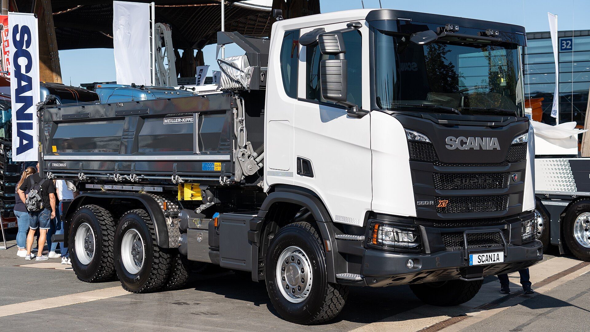 Scania 560 R XT blanco, volquete de tres ejes con caja Meiller, visto de tres cuartos delantero en la IAA Transportation 2024